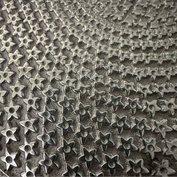 Wilton Armetale  12 inch pewter embossed sunflower round serving tray. - Picture 5 of 7